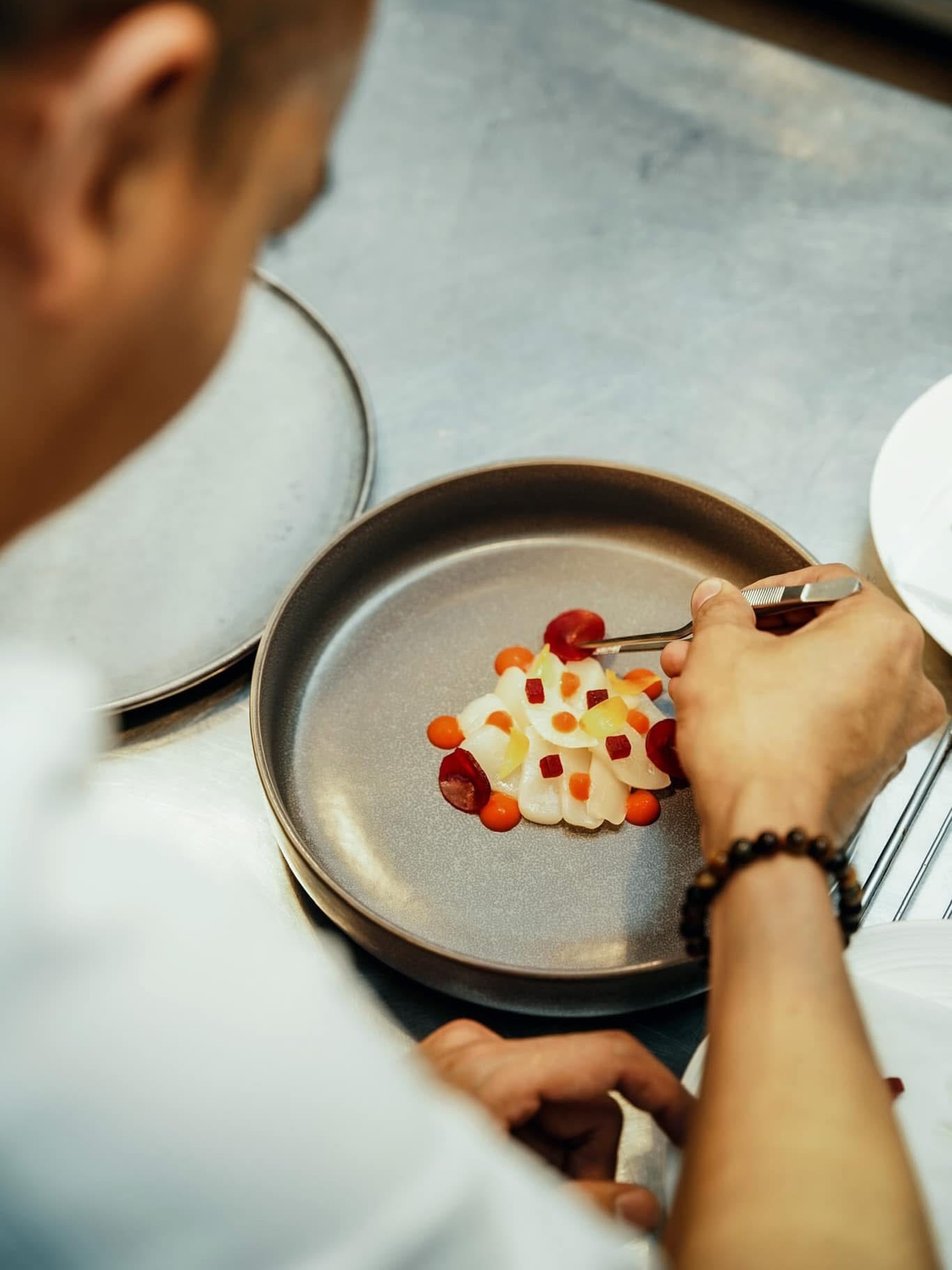 Découvrez notre Chef
Chef Htun Htun
« Mes plats sont mes histoires. »
L'’éritage birman, exprimé à travers la gastronomie française.
Feu • Précision • Mémoire
Chaque chef possède une signature. Celle du Chef Htun Htun est avant tout une histoire.
Originaire du Myanmar (Birmanie), le Chef Htun Htun consacre depuis plus de quinze ans sa vie à la haute gastronomie. Son parcours l'’ conduit dans des restaurants prestigieux et des hôtels de luxe à travers plusieurs pays, où il a forgé une cuisine exigeante, élégante et profondément personnelle.
Reconnu parmi les chefs les plus talentueux de son pays, il développe aujourd'’ui en France une identité culinaire unique, où la rigueur de la gastronomie française rencontre la richesse des saveurs birmanes. Plus qu'’ne simple fusion, sa cuisine est un dialogue entre deux cultures, où chaque assiette raconte un souvenir, une émotion ou un voyage.
Pour le Chef Htun Htun, cuisiner, c'’st transmettre une histoire. Une enfance au bord des rivières du Myanmar, les parfums des marchés, les recettes familiales, les rencontres et les expériences acquises au fil des années prennent vie dans chacune de ses créations.
Son travail s'’ppuie sur le respect absolu du produit, la saisonnalité et la précision du geste. Chaque menu est imaginé avec exigence, afin d'’ffrir un équilibre parfait entre technique, créativité et émotion.
Aujourd'’ui, en tant que Chef de Cuisine du restaurant Le 10 Vins, il signe une cuisine gastronomique contemporaine, délicate et sincère. En harmonie avec la philosophie de la maison et les accords mets et vins imaginés par Julien Terrier, il invite chaque convive à vivre une véritable expérience sensorielle.
Car pour lui, un grand plat ne se résume pas à une recette.
C'’st une émotion, un souvenir… une histoire que l'’n partage autour d’une table.
.
#chanteloupenbrie #chef #gastronomiefrancaise #parisrestaurant #luxurydining