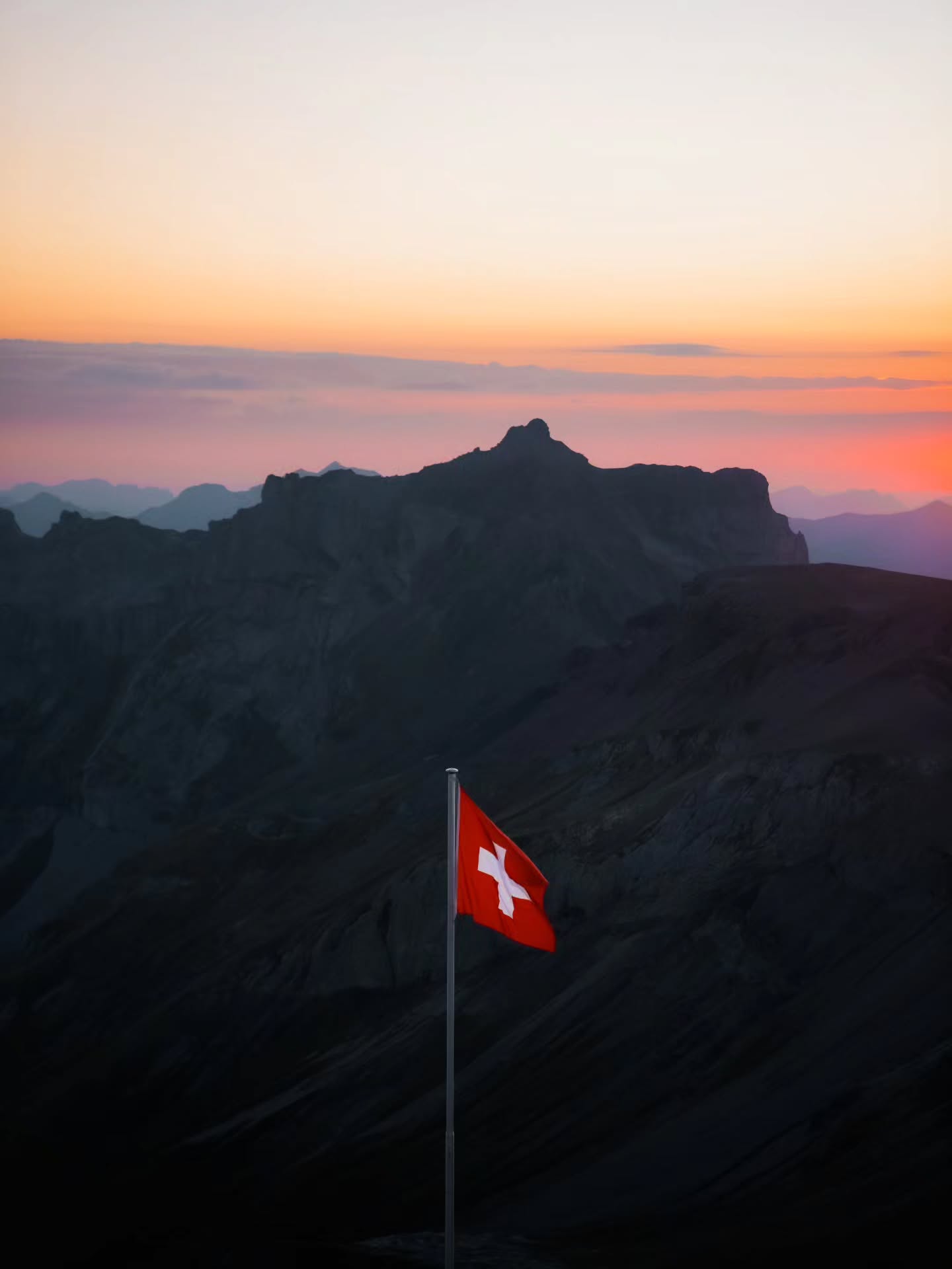 Coucher de soleil au Blüemlisalphütte 🇨🇭
À 2840m, à quelques kilomètres seulement du célèbre Oechinensee, la Cabane de Blüemlisalp prend place dans un décors de haute montagne.
Il est interdit de bivouaquer dans les alentours, nous avons donc dormis dans ce refuge et profité d'un merveilleux coucher de soleil ! 🌄
Informations pratiques :
🏠 Blüemlisalphütte
📍 col Hohtürli
🗻 2840 m
🗓️ mi juin - mi octobre
💻 Réservation sur le site du CAS
🛌🏼 95 places
💸 48 CHF / nuit (33 CHF membre du club Alpin) + 43 CHF la demi-pension
Ps : n'oublie pas tes boules quies ! 💤
👕 Toujours bien habillés avec nos vêtements @eider.outdoor qui nous accompagnent pendant toute notre traversée des Alpes !
#oeschinensee #oberland #kandersteg #swissmountains #switzerland