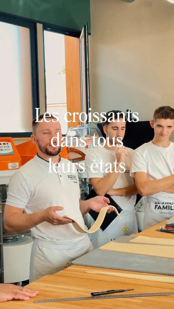 🥐 Team croissant classique ou team croissant qui sort des sentiers battus ? Dites-nous en commentaire 👇
Le second semestre est officiellement lancé à l’Académie des Moulins, et il commence très fort avec notre stage « Les croissants dans tous leurs états », aux côtés de Vincent 🌀
Deux équipes de participants passionnés, beaucoup de technique, de partage, de gourmandise… et surtout une belle dose de créativité autour de cette star incontournable de la viennoiserie ✨
Des croissants sous toutes leurs formes, des gestes précis, des échanges entre passionnés et quelques fournées qui n’ont clairement pas eu le temps de refroidir 🫠🥐
Merci à Vincent pour sa transmission et sa bonne humeur, ainsi qu’à nos deux équipes qui ont rendu cette journée aussi intense que gourmande 🤎
La saison des stages est relancée… et quelque chose nous dit que ce premier rendez-vous donne déjà le ton pour la suite 👀
Tous nos stages sont disponibles sur notre site internet, et vous bénéficiez de -10% lors de votre inscription en ligne.
#academiedesmoulins #croissant #viennoiserie #boulangerie #artisanboulanger