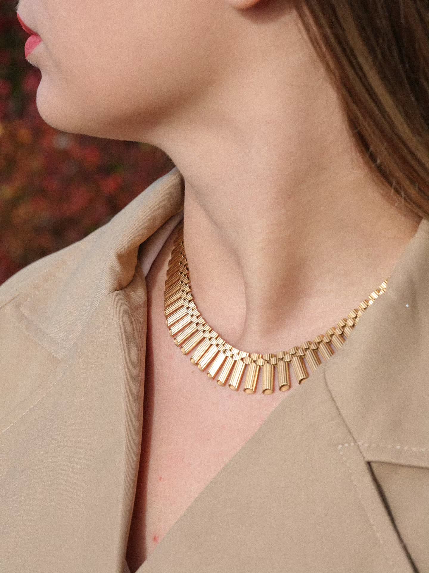 Découvrez ce collier ancien en or avec des maillons tubulaires en chute, travail typique des années 40.
Une véritable pièce forte qui habille le décolleté grâce à ses lignes architecturales.
A retrouver dans notre boutique au 25 rue du président Edouard Herriot à Lyon.