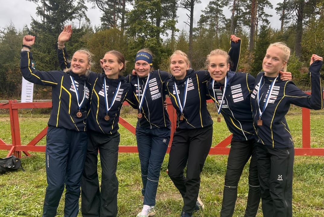 Sm-viestimitaleista suunnisti viikonloppuna 653 kolmihenkistä joukkuetta OK Raseborgin järjestämissä kisoissa Inkoossa. Miesten pääsarjassa MS Parma nappasi hopeaa tiukan kirikamppailun jälkeen. Miesten kaikki neljä joukkuetta sijoittuivat 20 parhaan joukkoon.
Myös naiset onnistuivat kokonaisuudessaan erinomaisesti. Ykkösjoukkueen hopeaa täydensi kakkosjoukkueen 8. sija. Molempien pääsarjojen voitto meni Kalevan Rastille.
Kolmen viestimitalia lisäksi viisi MS Parman joukkuetta eri sarjoissa ylsi plakettisijoille.
🥈H21 Jurgen Jonas-Niklas Ekström-Akseli Ruohola
🥈H35 Topi Penttinen-Henrik Väisänen-Peter Pihl
🥉D21 Sonja Julkunen-Inari Karppinen-Maija Sianoja
🏅4. D20 Laura Lamppu-Aurora Lehtonen-Venla Lehtonen
🏅4. H16 Elmo Salmenoja-Lassi Ekström-Eero Karttila
🏅4. H45 Petri Paukkunen-Juha Peltola-Samuli Salmenoja
🏅5.D45 Mirkka Maisila-Daisi Saetalu-Anni Heikkonen
🏅10. D18 Anna Kapanen-Viola Pärkö-Lotta Lamppu
📸 Timo Mikkola