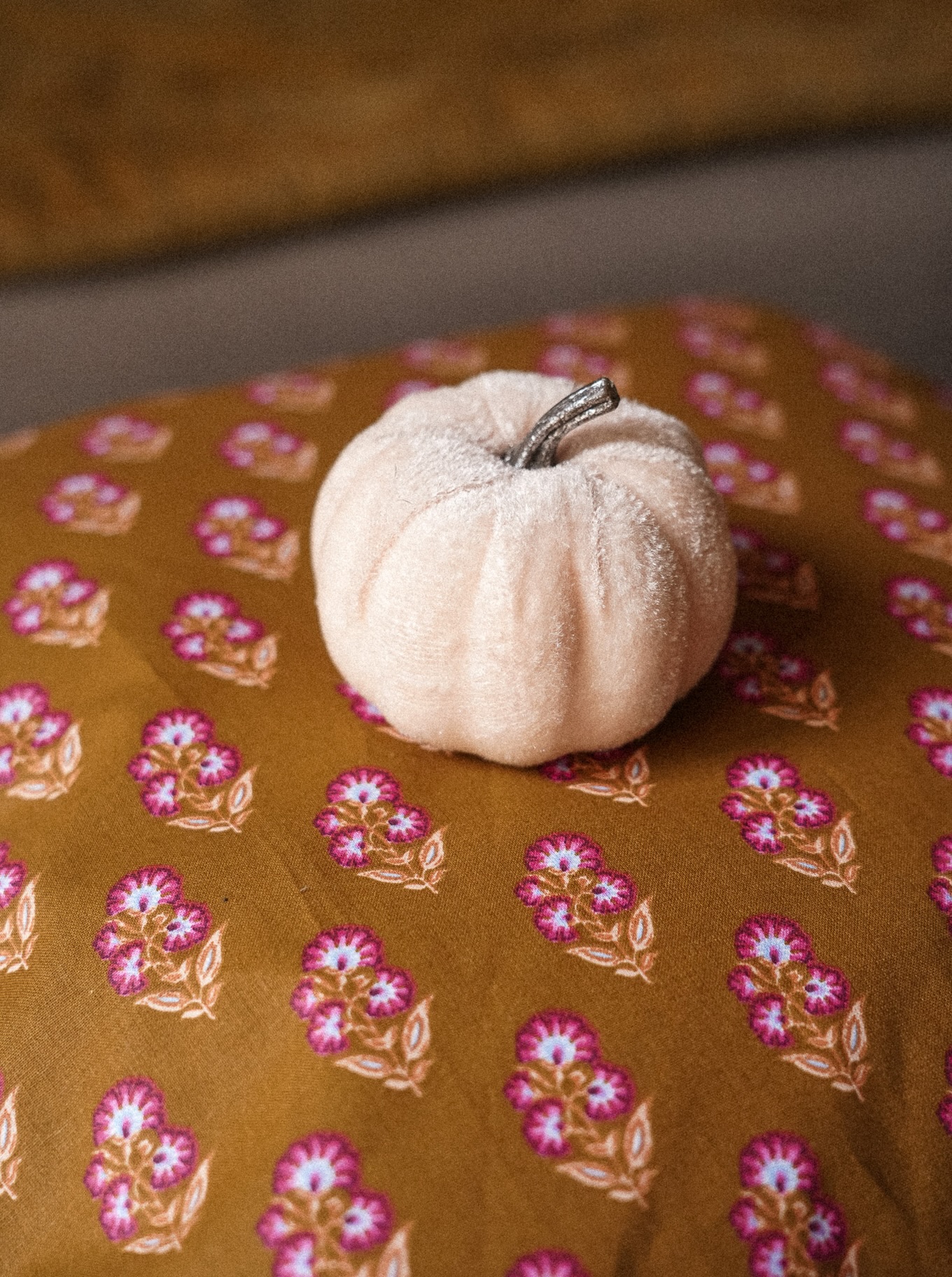 L’automne s’installe doucement à la maison 🍂🤎🎃
J’ai cousu deux coussins dans cette jolie cretonne que j’avais déjà utilisée pour mon trousseau Noria. Je trouve qu’elle est idéale pour cette saison 🥰
J’avais prévu de faire des froufrous avec le vichy… mais après avoir galéré à froncer mes 4 mètres de tissu 😬, changement de programme : j’en ai fait du passepoil !
Et finalement, je les préfère comme ça 😍
Tissus @mondialtissus
#diycouture #couture #tutocouture #decoautomne #autumn2026
Photo 2 uniquement : IA